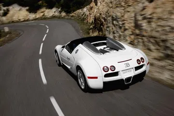 Un Bugatti Veyron ejecutando una curva con destreza.