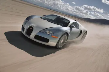 Vista dinámica del Bugatti Veyron mostrando su aerodinámica y poder.