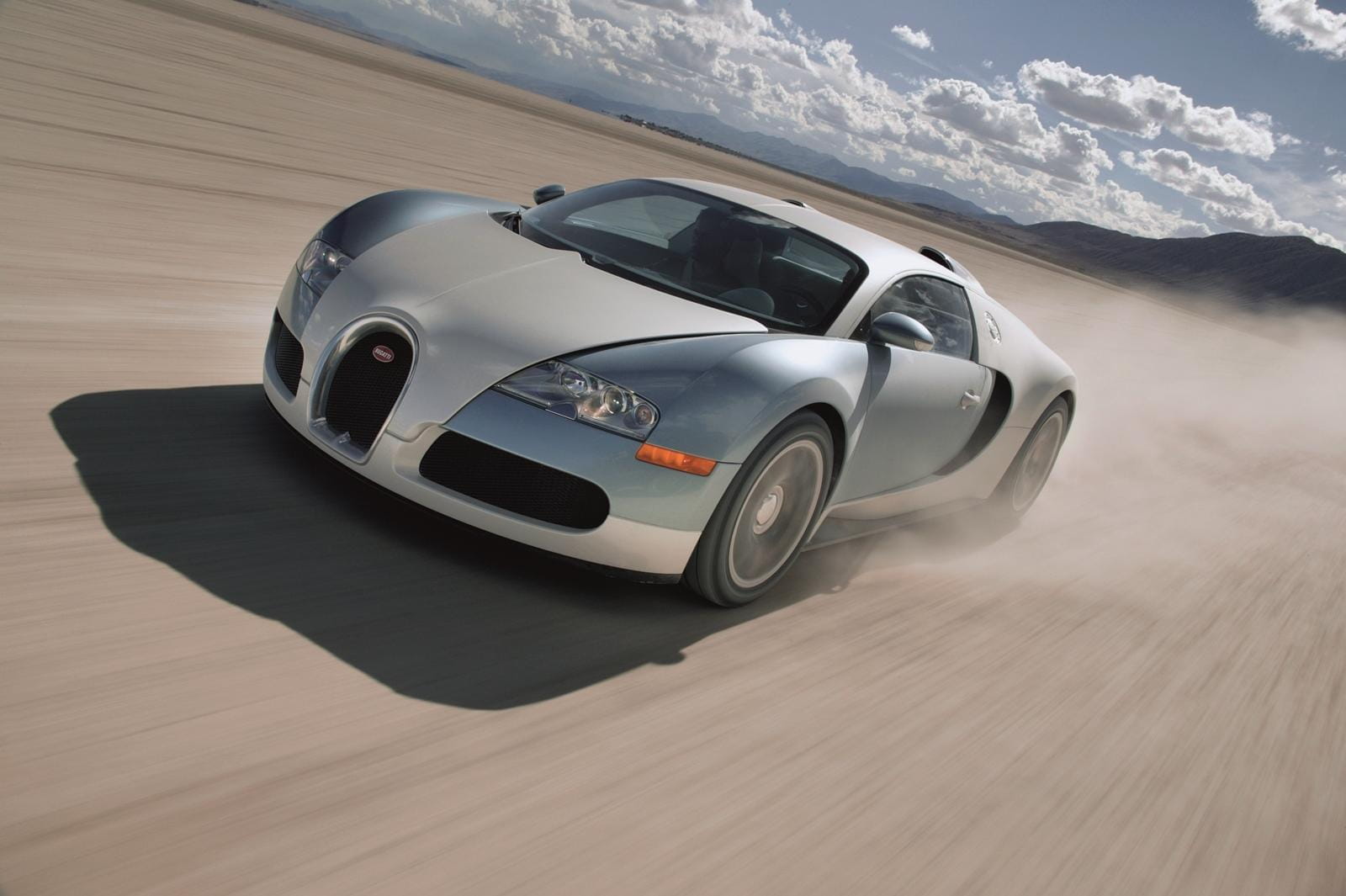 Vista dinámica del Bugatti Veyron mostrando su aerodinámica y poder.