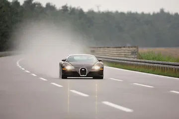 Bugatti Veyron mostrando su poder en condiciones de humedad y alta velocidad.