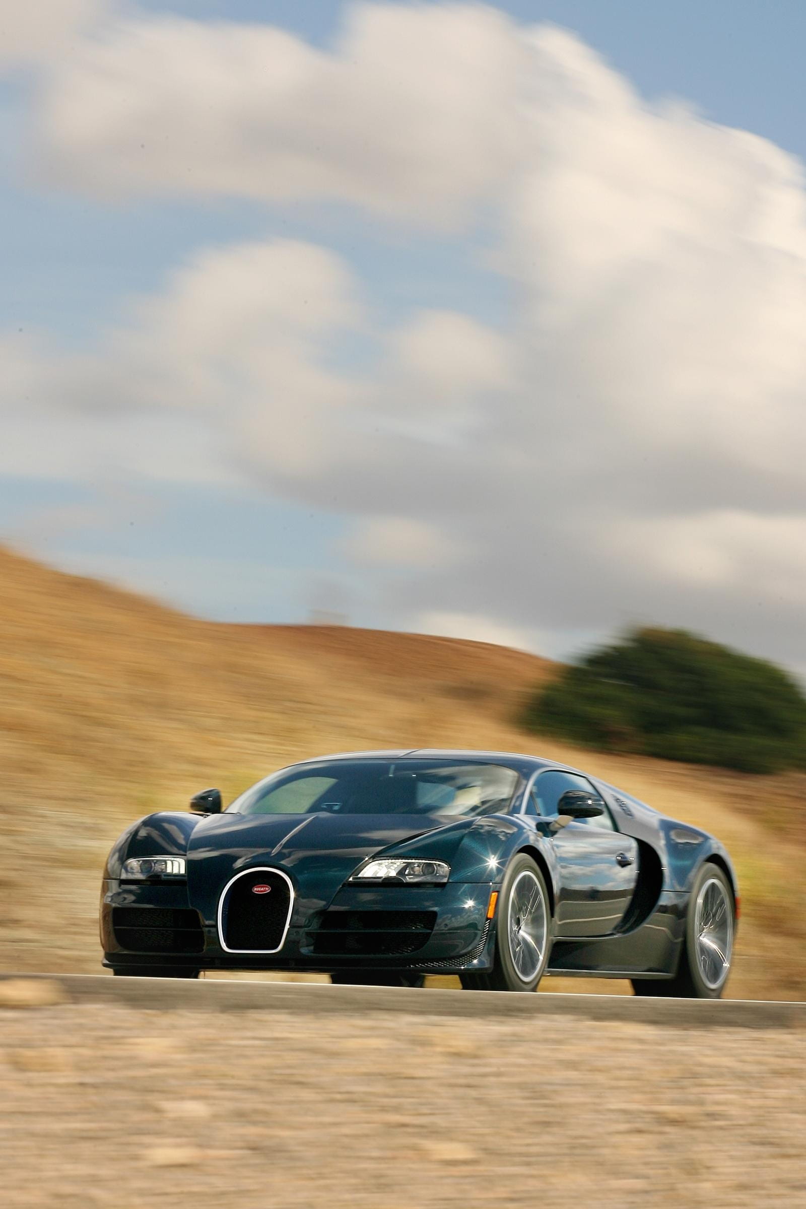 El Bugatti Veyron mostrando su poderío y diseño aerodinámico