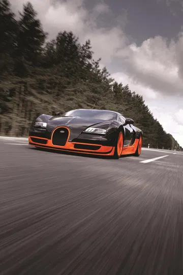 Vista dinámica del Bugatti Veyron mostrando su imponente frontal y líneas laterales.