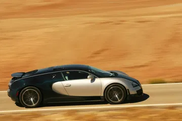 Vista lateral del Bugatti Veyron captando su dinámica de aceleración.