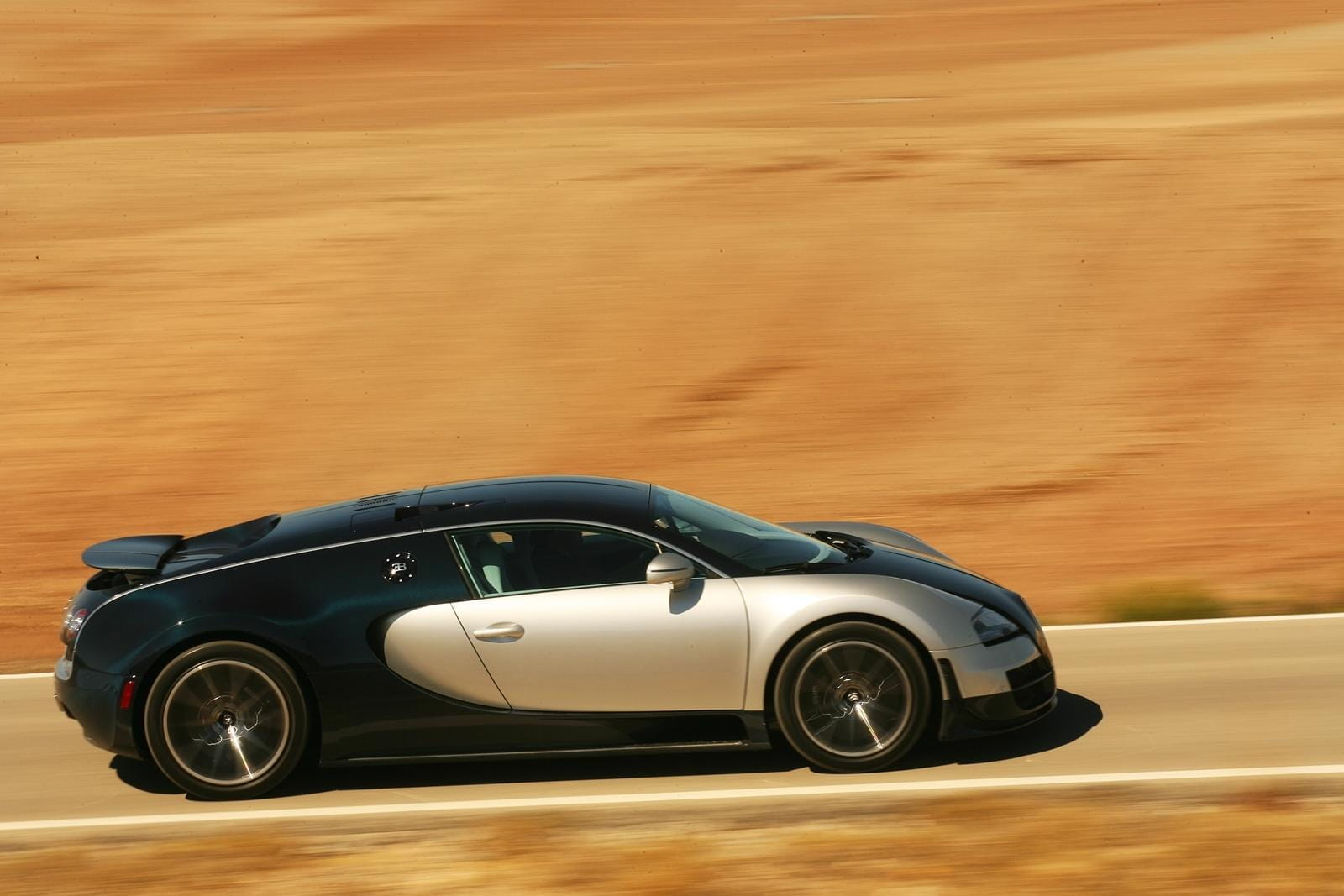 Vista lateral del Bugatti Veyron captando su dinámica de aceleración.