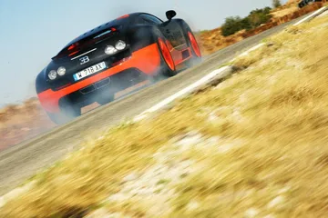 Bugatti Veyron mostrando su poderío en una aceleración intensa.