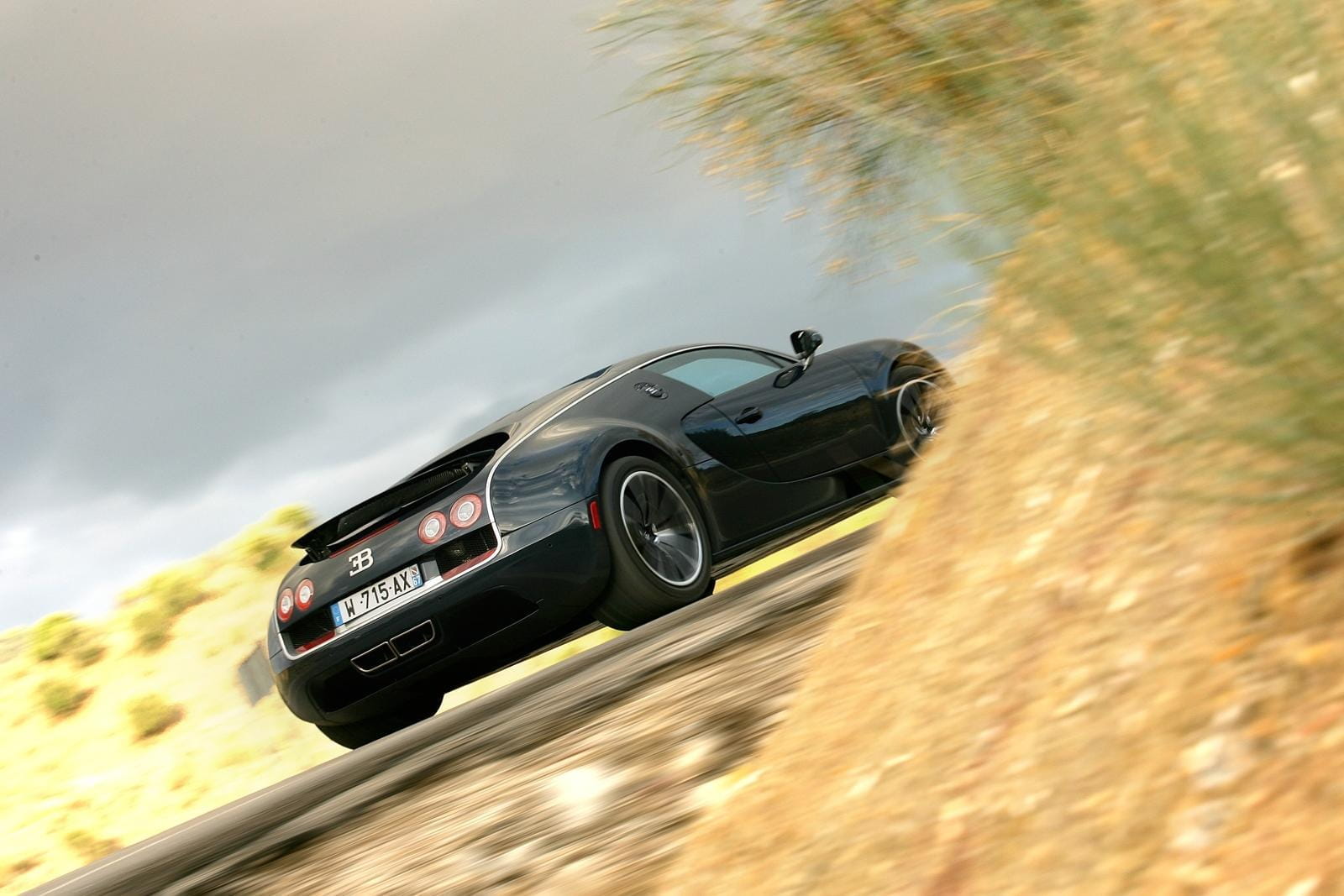 El Bugatti Veyron muestra su potencia y diseño aerodinámico en acción.