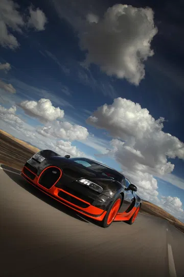 Vista dinámica del Bugatti Veyron destacando su frontal y línea lateral