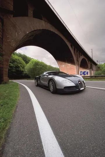 El Bugatti Veyron exhibe su perfil lateral con puente de fondo