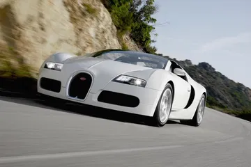 Vista dinámica del Bugatti Veyron con acabado en blanco, enfatizando su imponente frontal.