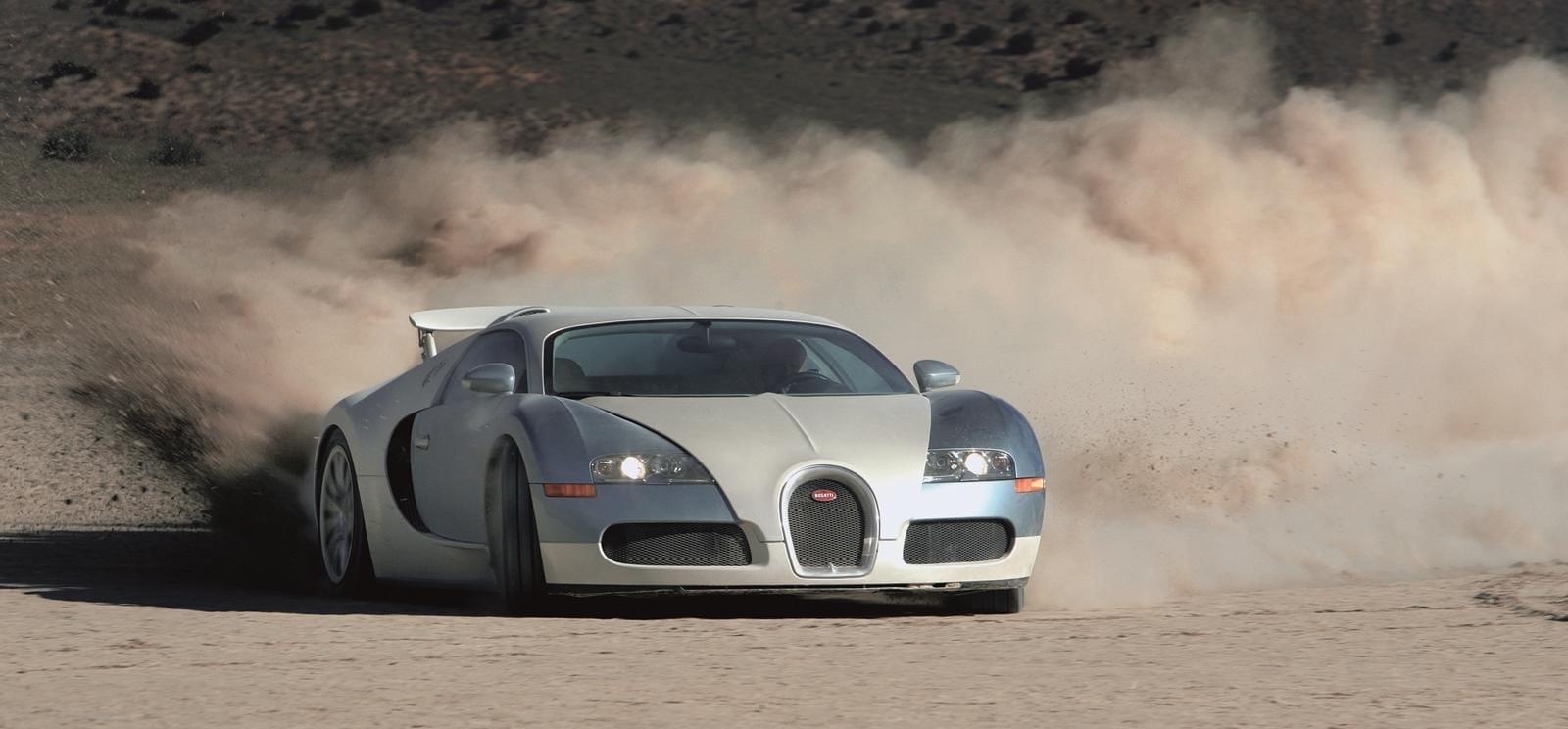 Veyron desatando potencia en una carrera por el desierto.