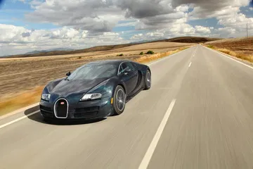 Un Bugatti Veyron en marcha, mostrando su perfil delantero y lateral.