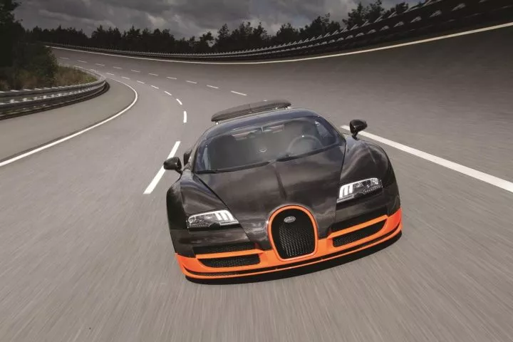 Perspectiva dinámica del Bugatti Veyron sobre asfalto de circuito