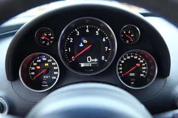 Vista detallada del cuadro de instrumentos del Bugatti Veyron, con diseño sofisticado.