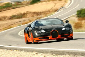 Bugatti Veyron dominando una curva con agilidad y potencia.