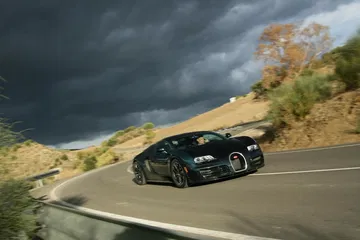 El Bugatti Veyron mostrando su capacidad y diseño aerodinámico en una curva.