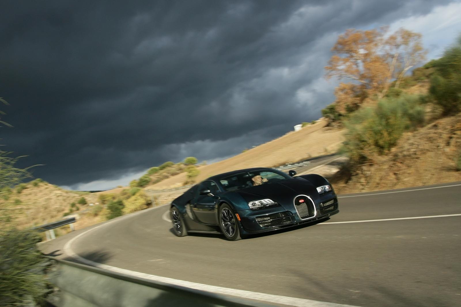 El Bugatti Veyron mostrando su capacidad y diseño aerodinámico en una curva.