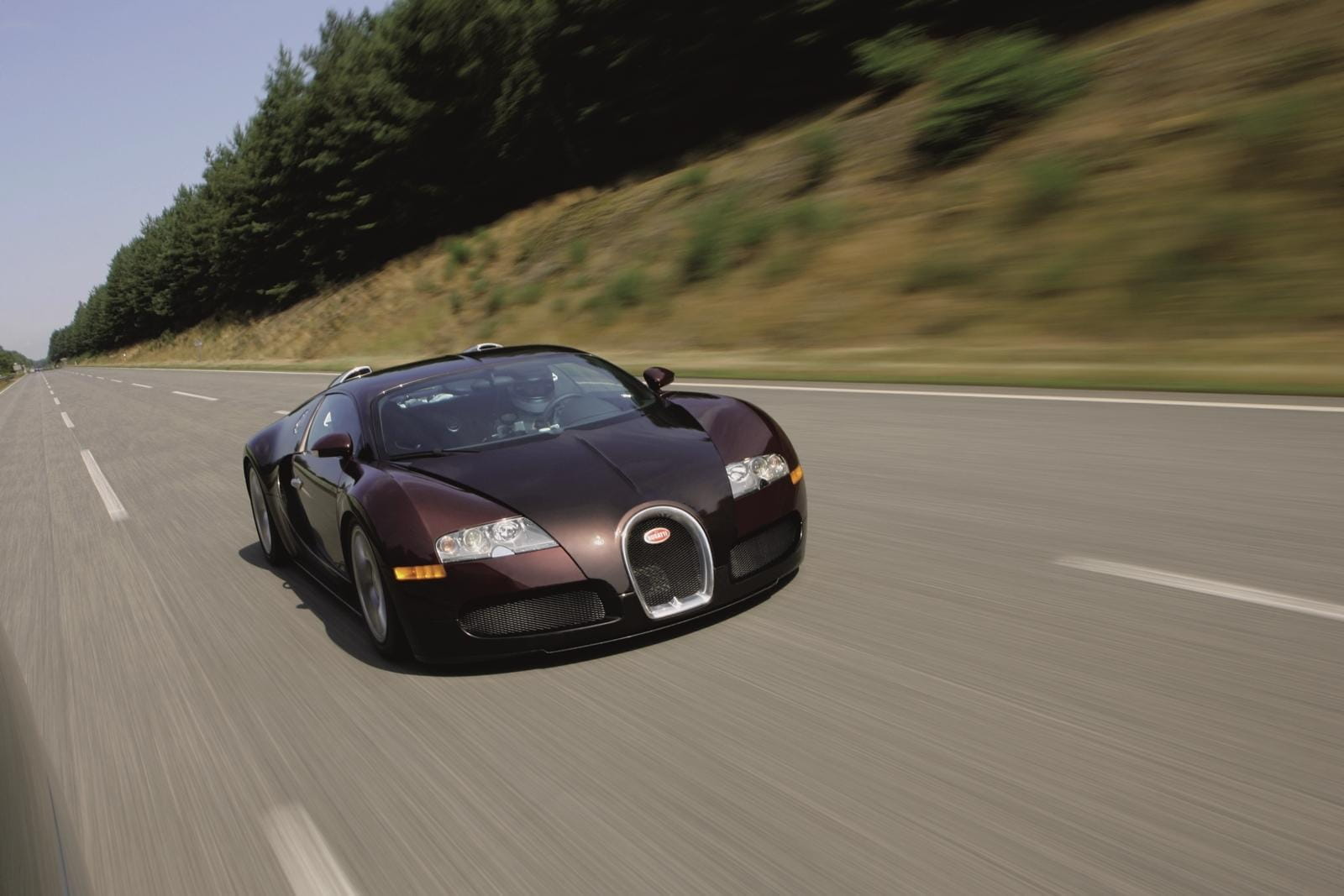 Bugatti Veyron capturado en pleno movimiento, vista delantera y lateral.