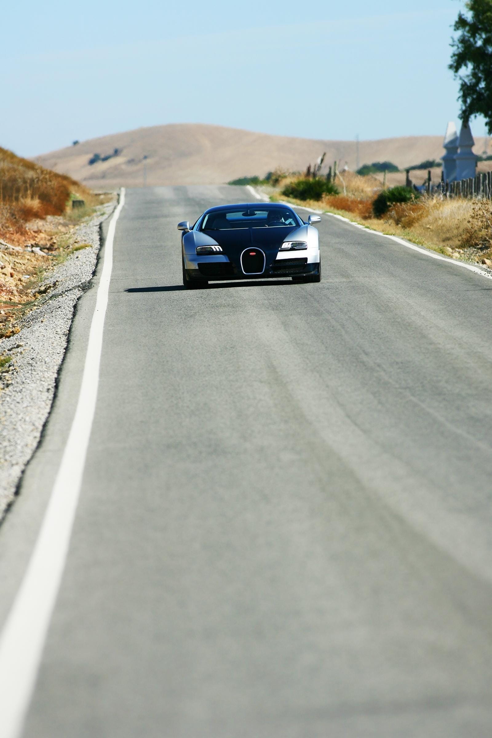Vista frontal del Bugatti Veyron en movimiento, enfatizando su diseño agresivo.
