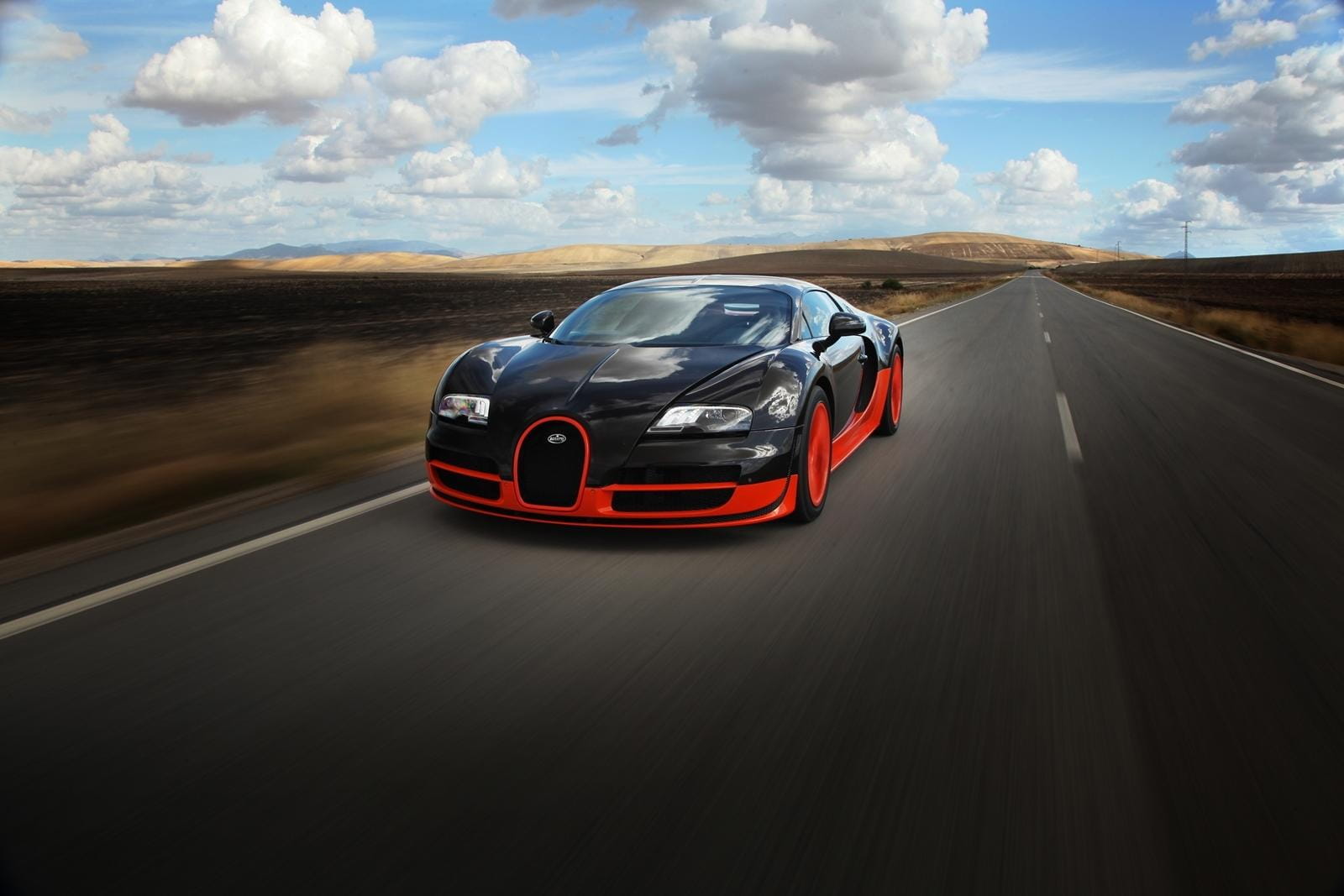 Vista dinámica del Bugatti Veyron, enfatizando su diseño aerodinámico.