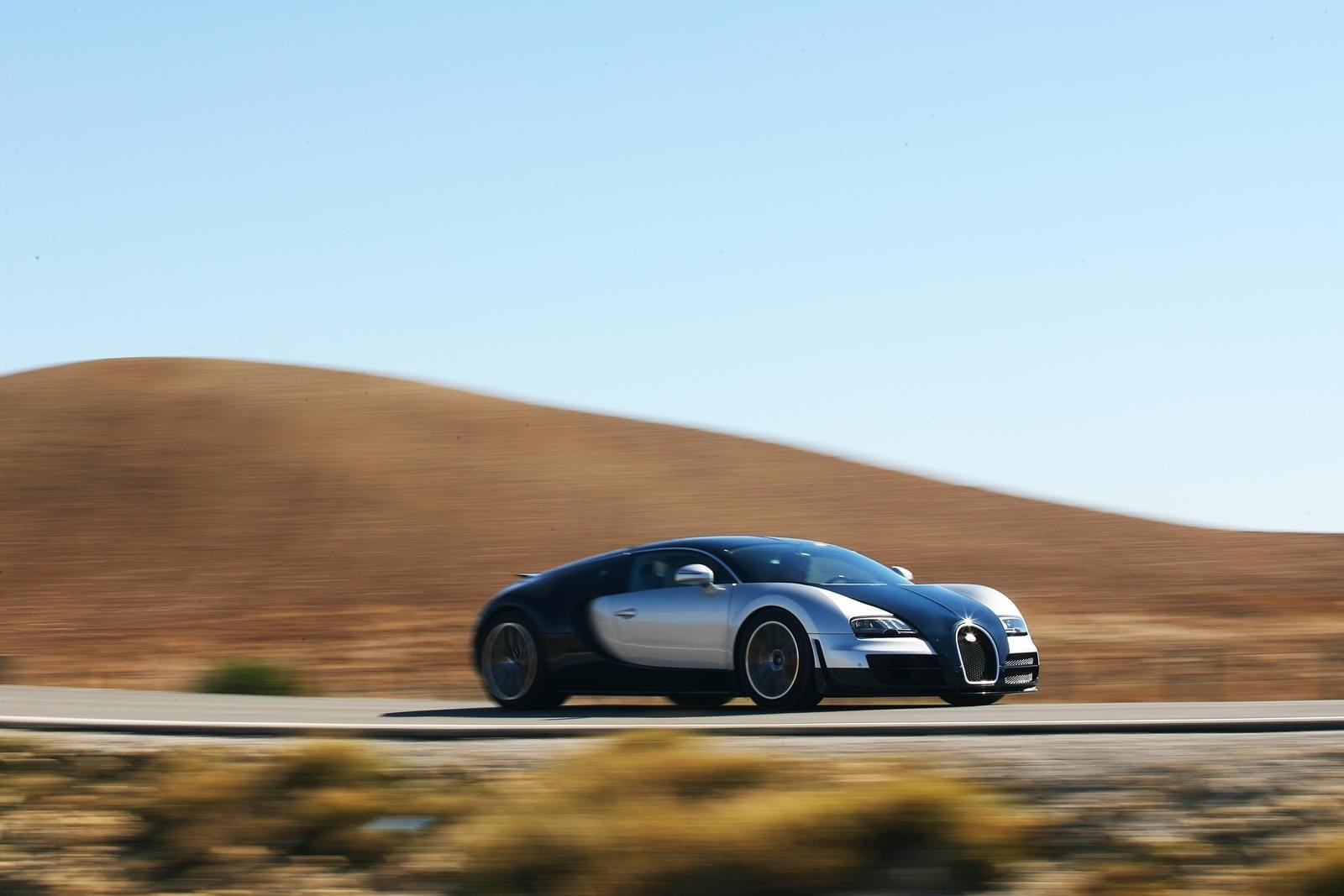Bugatti Veyron captado en movimiento, destacando su perfil lateral aerodinámico.