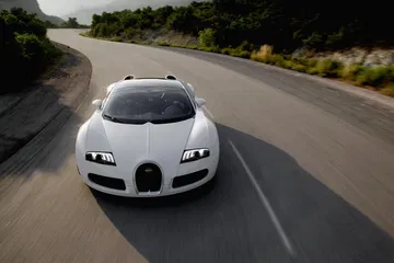 Vista superior del Bugatti Veyron mostrando su aerodinámica carrocería.