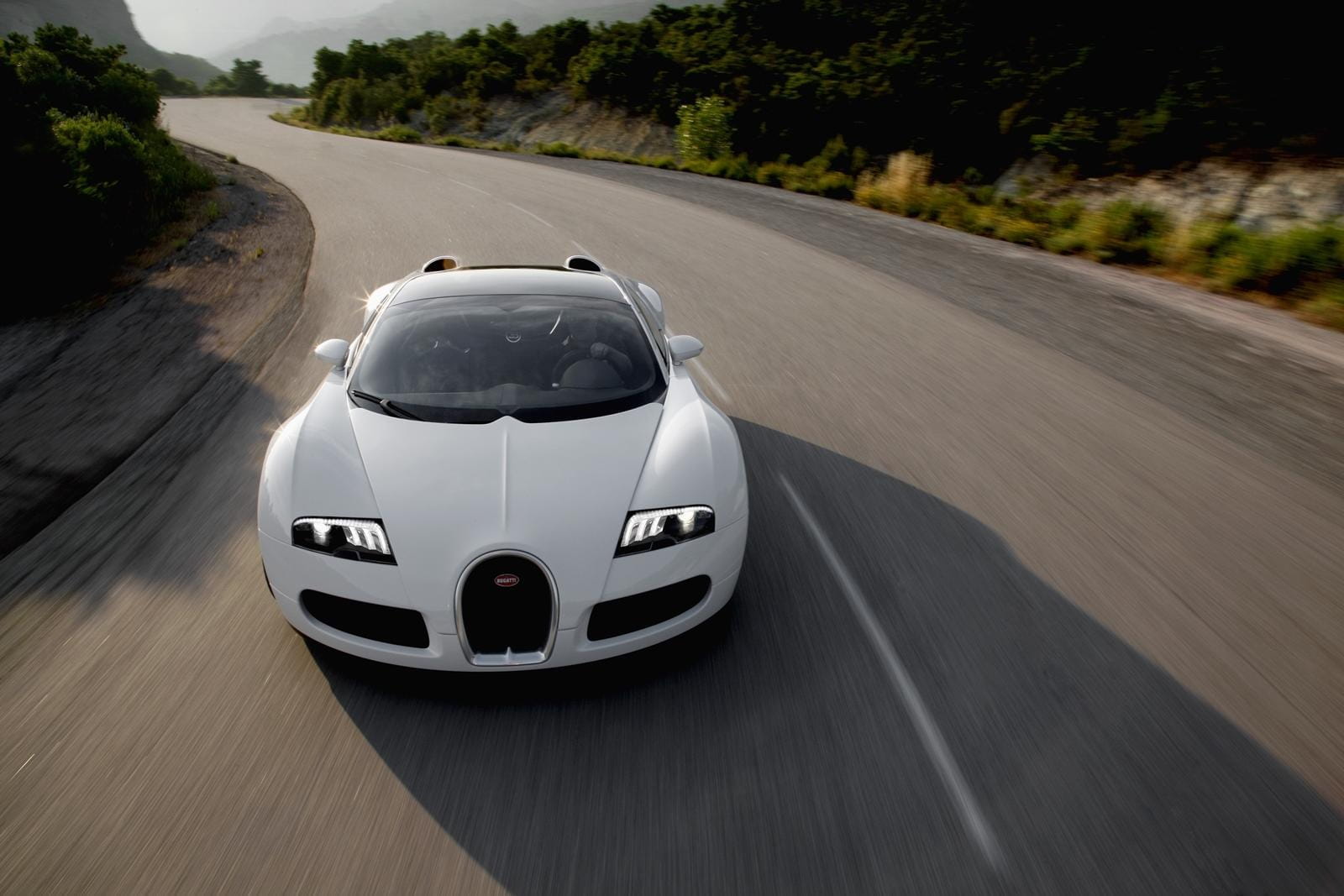 Vista superior del Bugatti Veyron mostrando su aerodinámica carrocería.