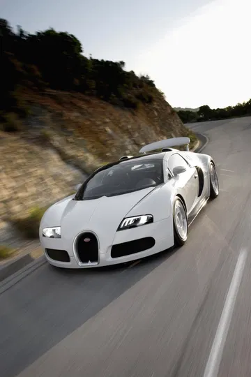Bugatti Veyron captado en dinámica, mostrando su inconfundible frontal y línea lateral.