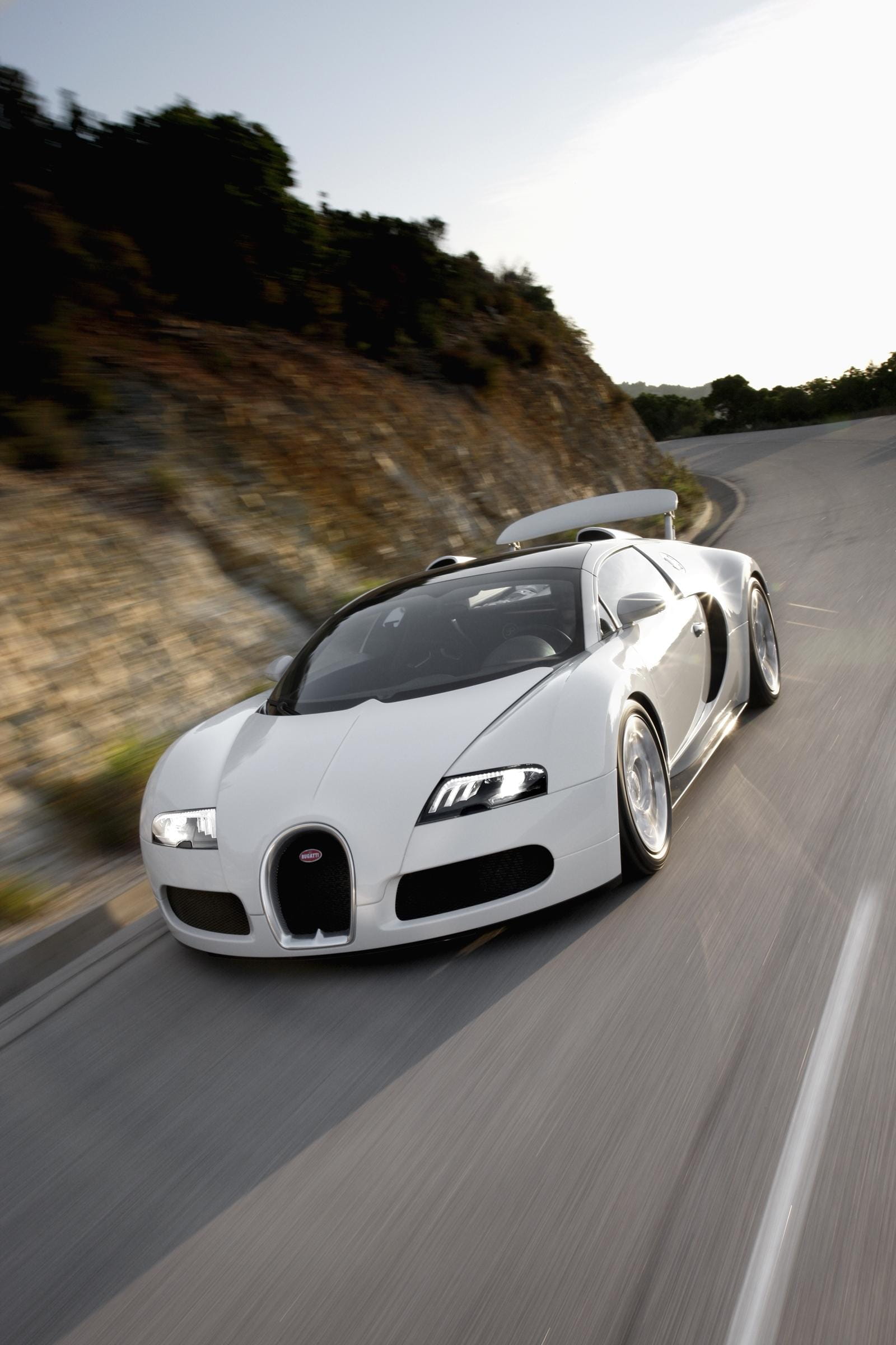Bugatti Veyron captado en dinámica, mostrando su inconfundible frontal y línea lateral.
