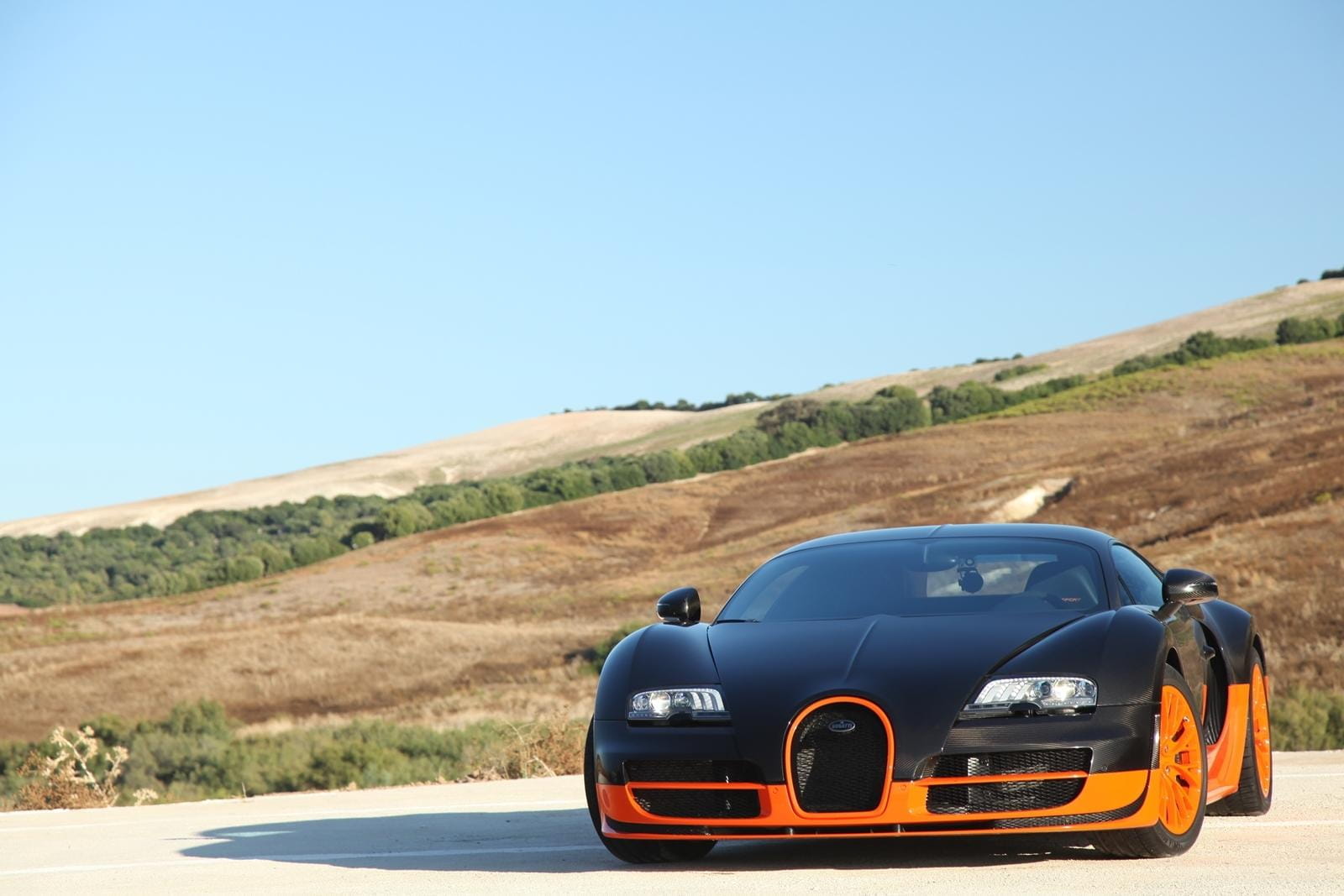 Vista frontal y lateral del Bugatti Veyron en un ambiente abierto.