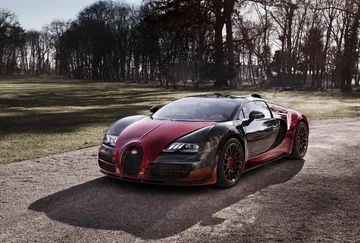 Vista delantera y lateral de un Bugatti Veyron, destacando su diseño aerodinámico.