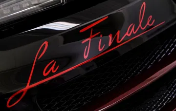 Vista cercana de la inscripción 'La Finale' en un Bugatti Veyron.