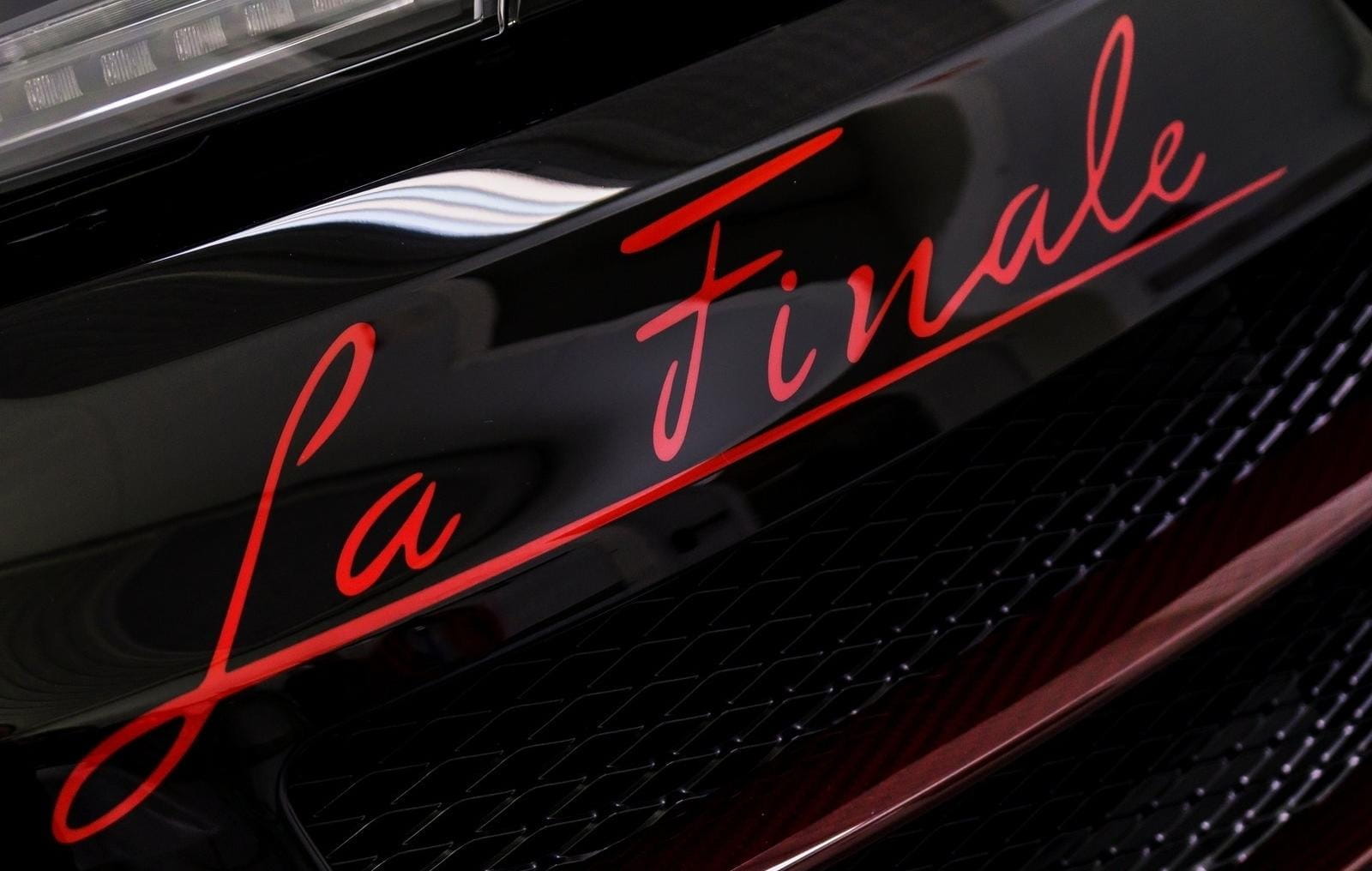 Vista cercana de la inscripción 'La Finale' en un Bugatti Veyron.