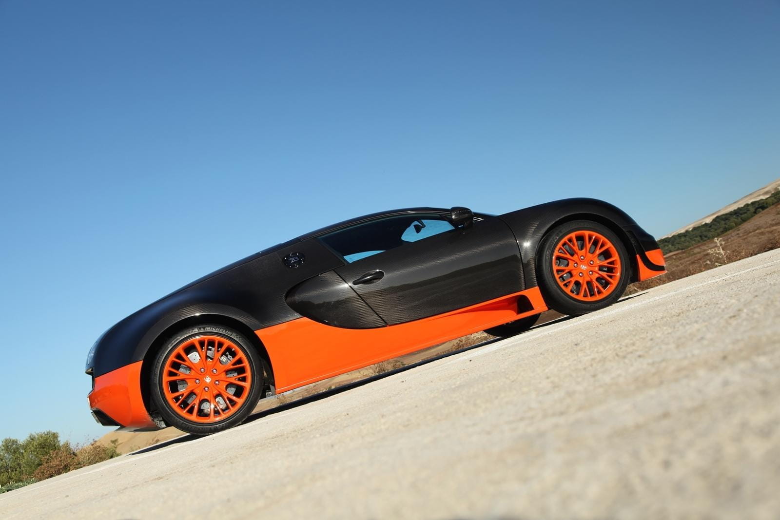 Vista lateral del Bugatti Veyron destacando su diseño aerodinámico.