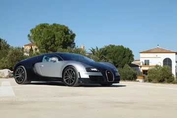 Vista lateral del Bugatti Veyron que muestra su perfil aerodinámico y diseño distintivo.