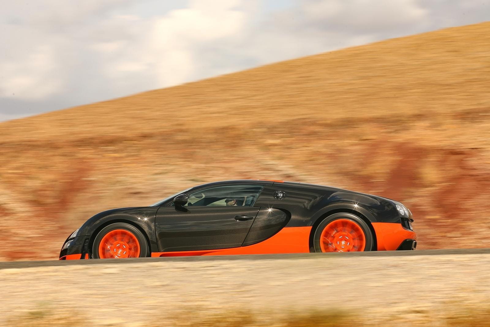 Perfil lateral del Bugatti Veyron captando su dinámica estética.