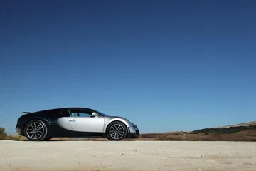 Vista lateral del Bugatti Veyron destacando su dinámica silueta.