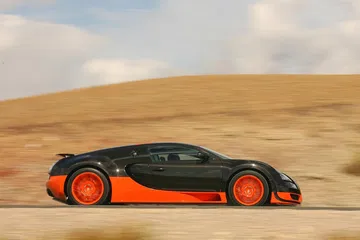 Vista lateral dinámica del Bugatti Veyron mostrando su perfil aerodinámico.