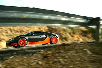 Bugatti Veyron capturado en movimiento, realzando su diseño lateral.