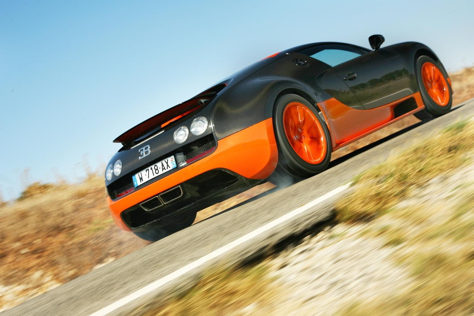 Bugatti Veyron capturado en movimiento, mostrando su perfil lateral.