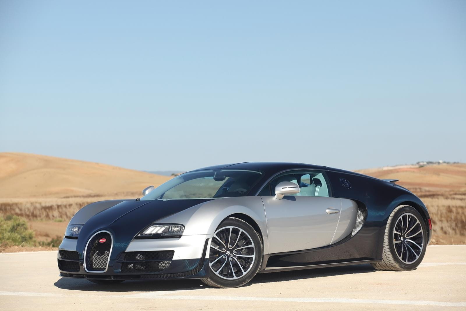 Perfil majestuoso del Bugatti Veyron destacando su aerodinámica silueta.
