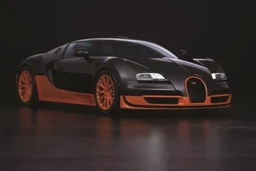 Vista lateral del Bugatti Veyron destacando su estilizada silueta.