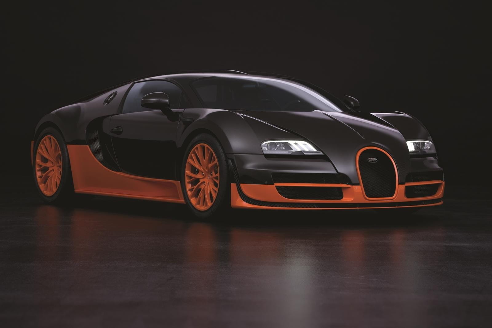 Vista lateral del Bugatti Veyron destacando su estilizada silueta.