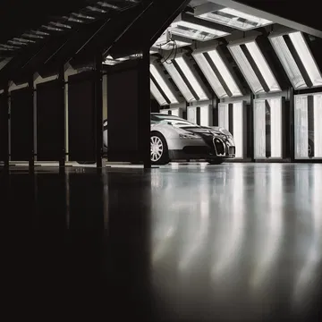 Perfil sombreado Bugatti Veyron reflejando su elegancia y potencia.
