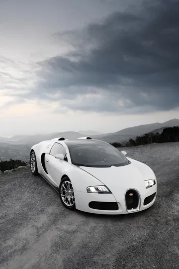 Vista lateral del Bugatti Veyron destacando su línea aerodinámica y techo.