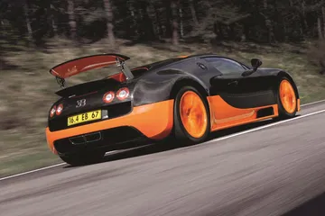Visión en acción del Bugatti Veyron desde un ángulo lateral trasero.