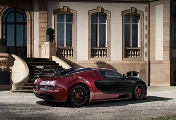 Vista lateral del Bugatti Veyron que muestra su icónico diseño.