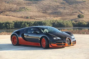 Vista lateral del Bugatti Veyron resaltando su aerodinámica y llantas exclusivas.