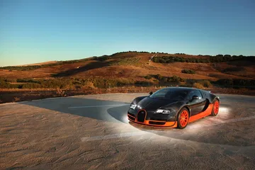 Vista dinámica del Bugatti Veyron mostrando su elegante diseño frontal y lateral.