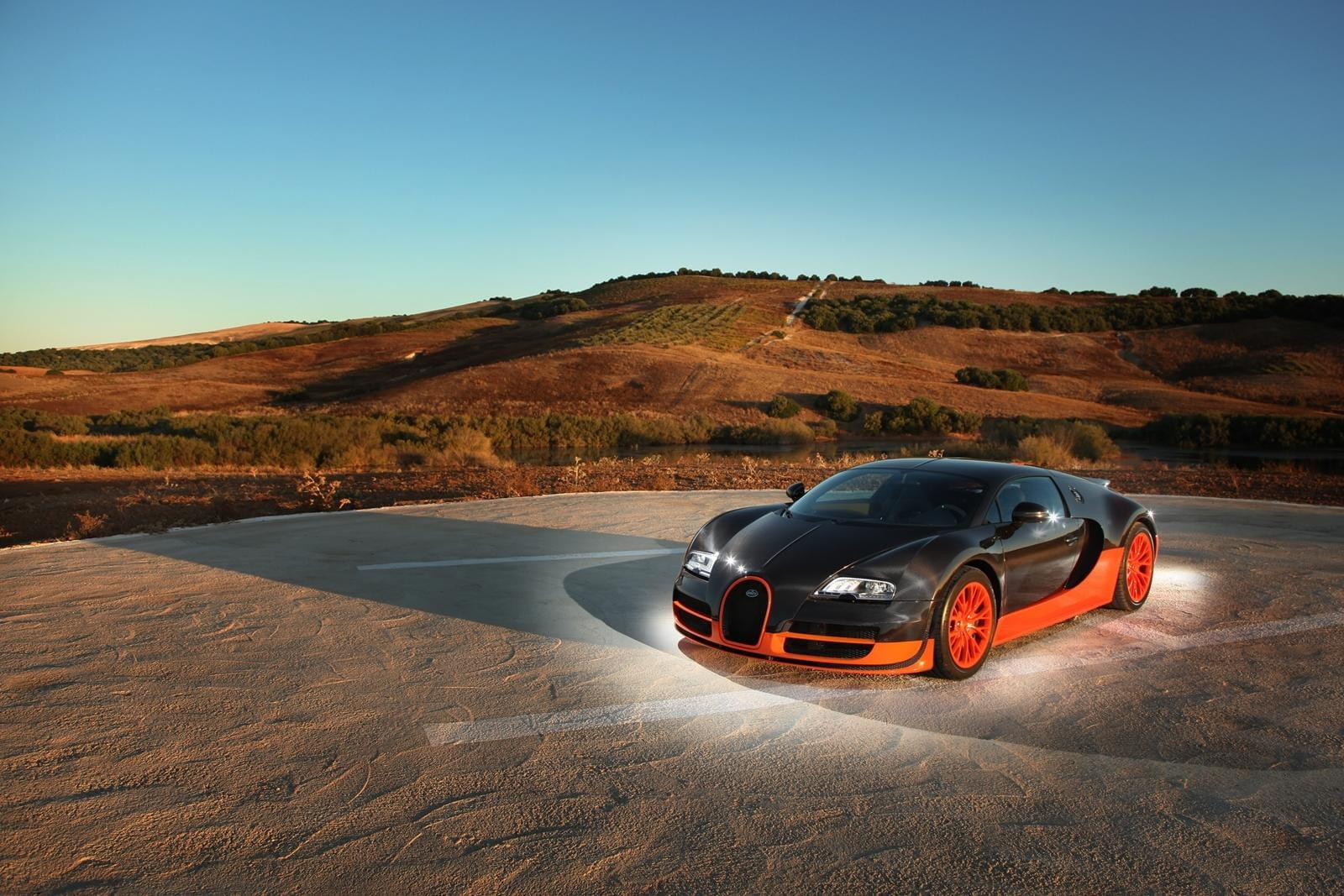 Vista dinámica del Bugatti Veyron mostrando su elegante diseño frontal y lateral.