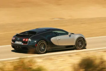 Veyron en movimiento capturando su perfil potente y aerodinámico.
